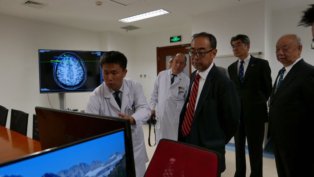 Guests were introduced to the latest computer analysis technology at Mong Man Wai Brain Centre.
